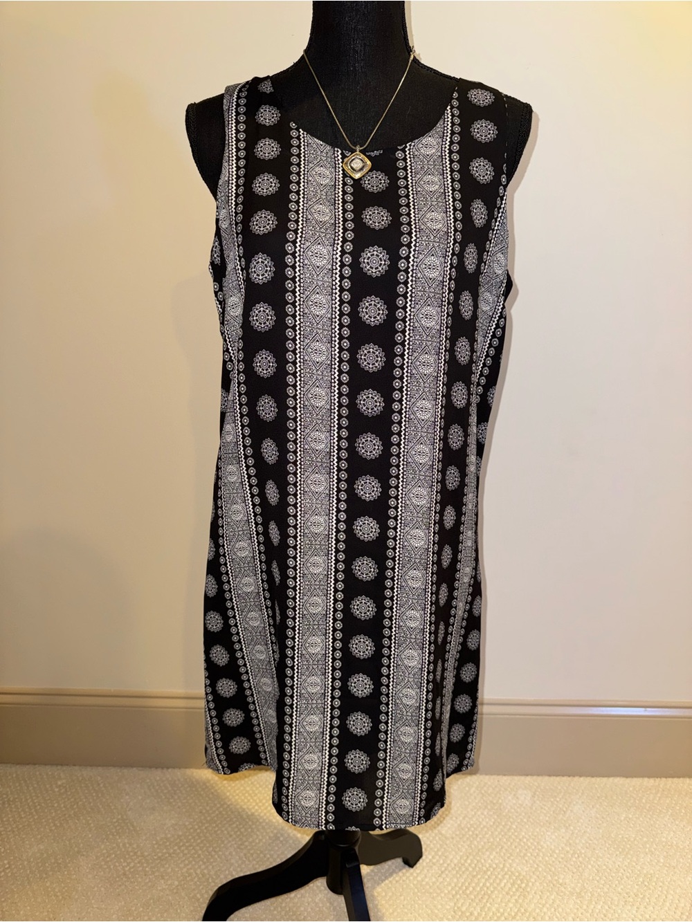Pink Republic Black and White Sleeveless Patterned Shift Dress